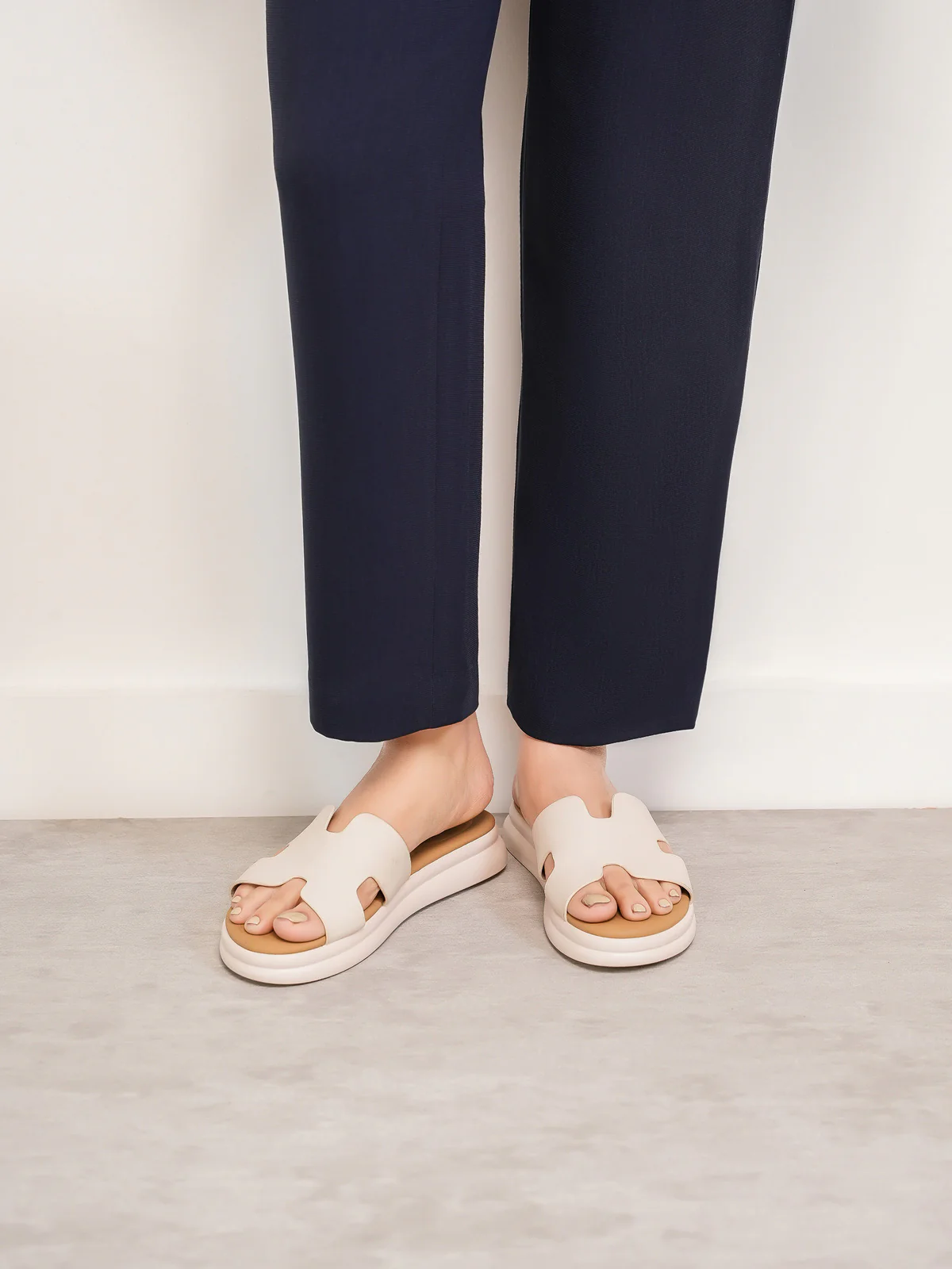 Womens "HUANA" Comfy Padded Slippers - Image 3